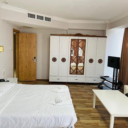 L Plaza Hotel Tbilisi Exterior foto