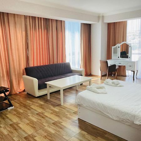 L Plaza Hotel Tbilisi Exterior foto