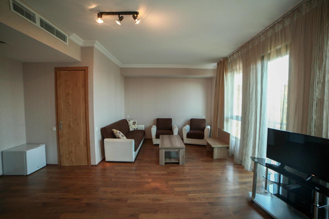 L Plaza Hotel Tbilisi Exterior foto