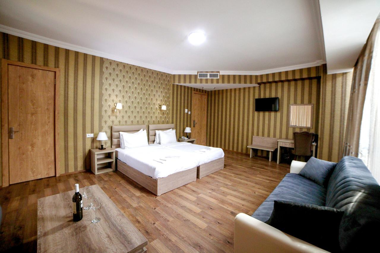 L Plaza Hotel Tbilisi Exterior foto